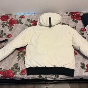 Canada Goose
Chilliwack
Bomber - White (OCTOBER'S
VERY OWN)